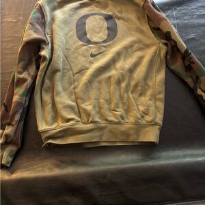 University of Oregon 

Nike Men's Olive Sweater with Camouflage Sleeves